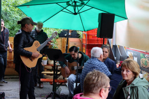 Gitarrenvirtuose Esref und Gesangskollege Sercan