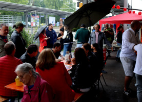 Gute Gespräche und Laune trotz Regenwetter