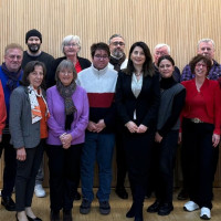 Naciye Özsu (Mitte) mit Gästen und dem Gemeinderatsteam