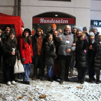 Bürgermeisterkandidatin Naciye Özsu und Wolfgang Panzer mit Gästen.