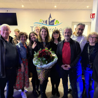 Naciye Özsu (Mitte mit Blumen) und Unterstützerinnen und Unterstützer freuen sich über das herausragende Abschneiden bei der Stichwahl. Innerhalb von nur zwei Wochen verdoppelte Özsu ihr Ergebnis.