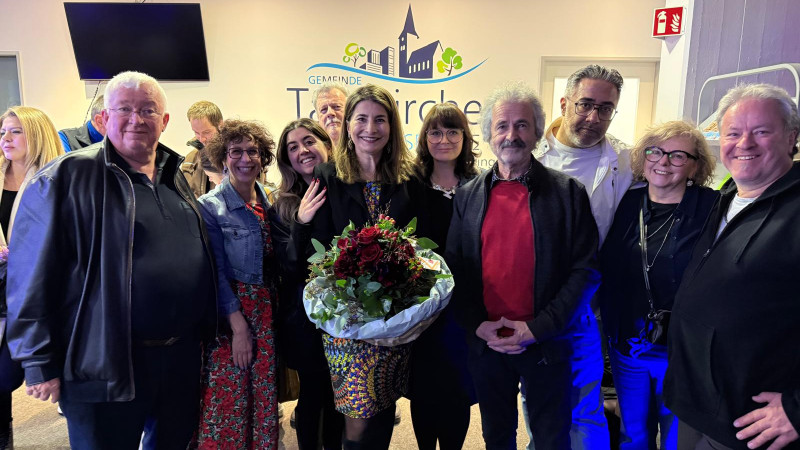 Naciye Özsu (Mitte mit Blumen) und Unterstützerinnen und Unterstützer freuen sich über das herausragende Abschneiden bei der Stichwahl. Innerhalb von nur zwei Wochen verdoppelte Özsu ihr Ergebnis.